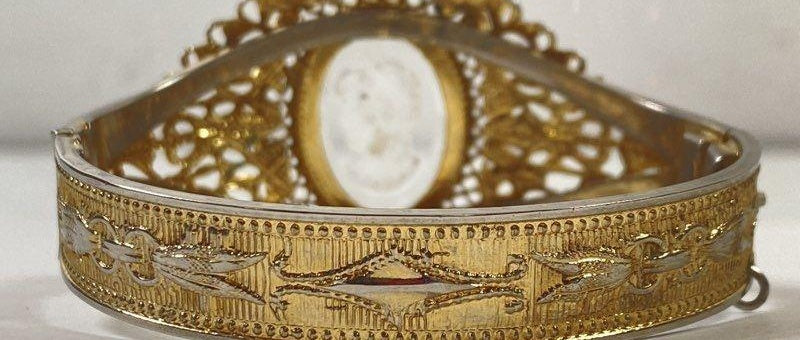 Whiting and Davis Vintage Gold Tone Intaglio Portrait Cameo Hinged Bracelet