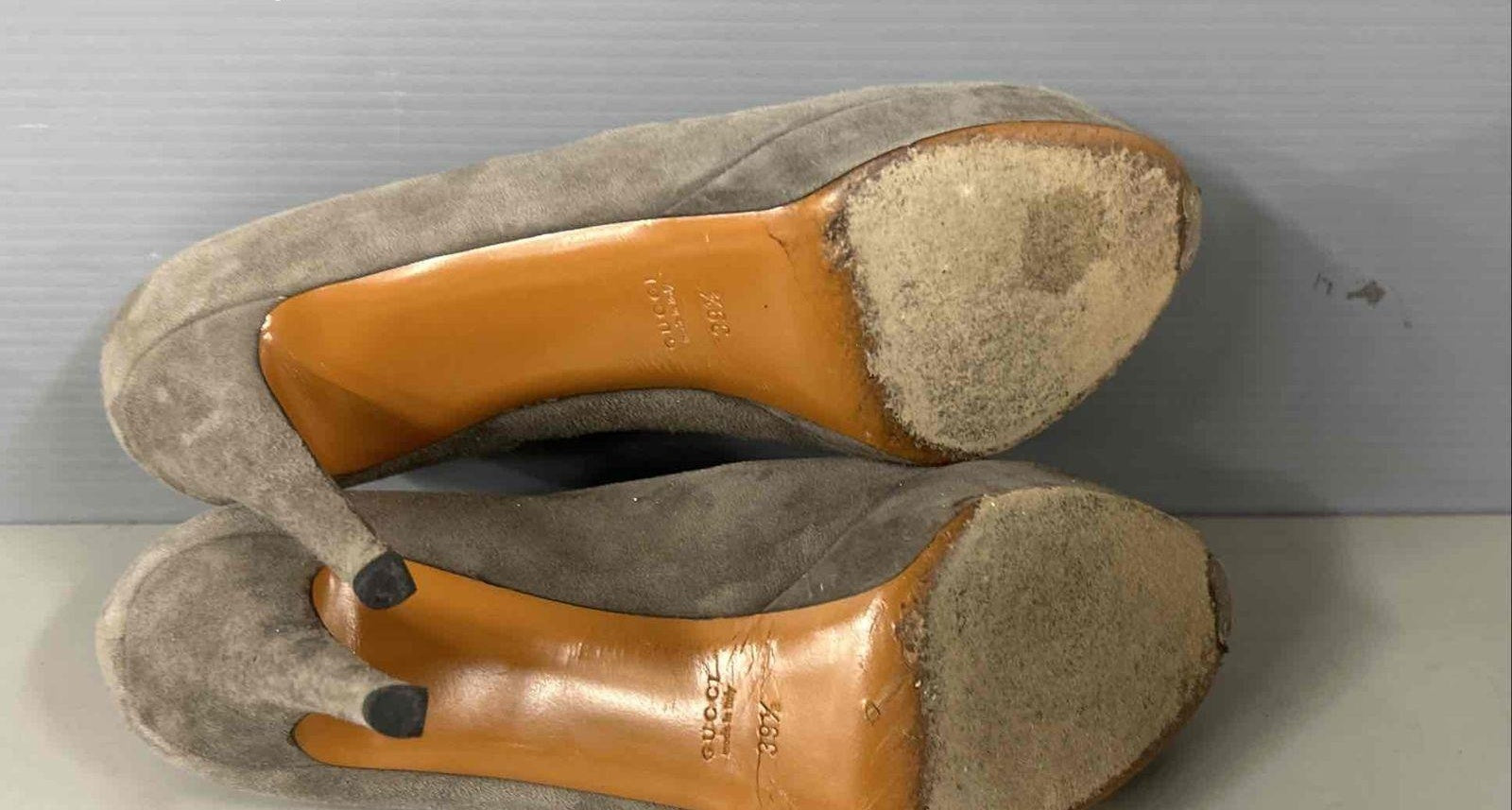 Gucci Taupe Suede Platform Pumps Size 39.5 Round Toe High Heel Designer Shoes