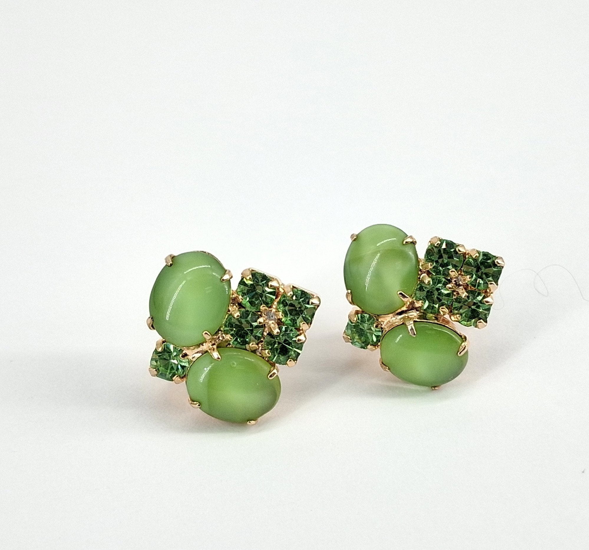 Vintage Tres Jolie Gold Tone Green Cabochon Rhinestone Screw-Back Earrings
