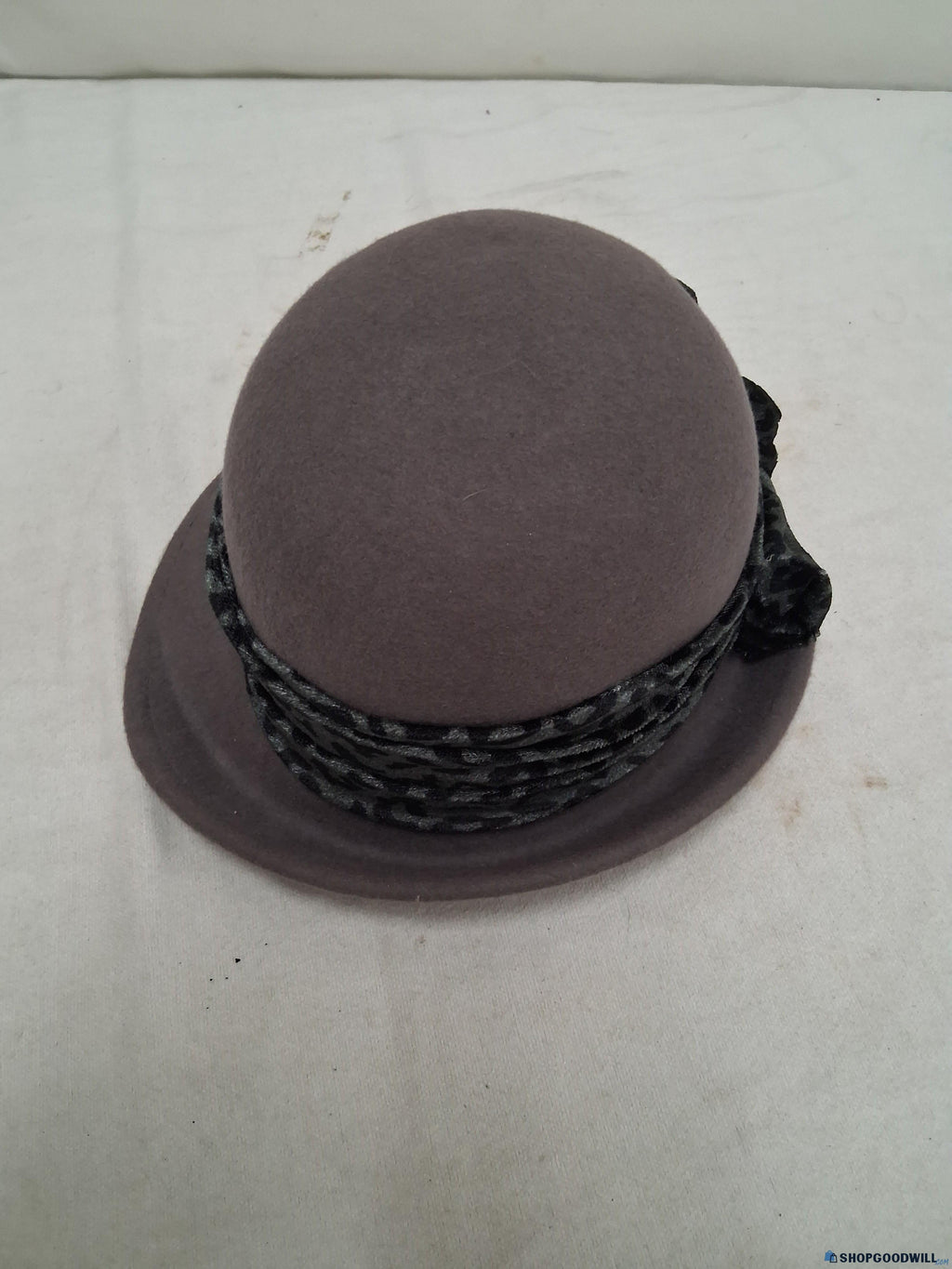Scala Pronto Wool Felt Cloche Hat with Leopard-Print Ribbon, Soft Gray Vintage-Style Women’s Hat