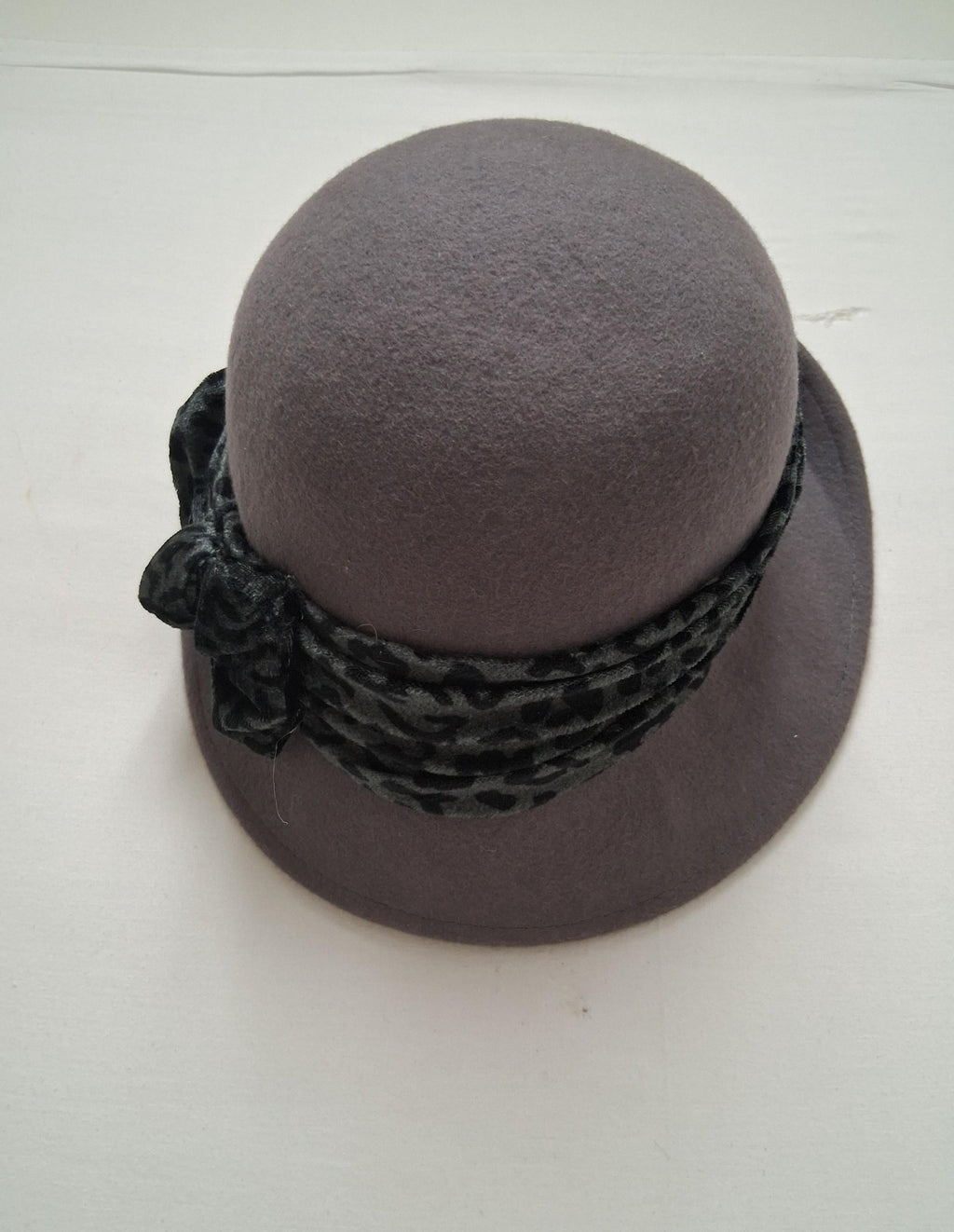 Scala Pronto Wool Felt Cloche Hat with Leopard-Print Ribbon, Soft Gray Vintage-Style Women’s Hat
