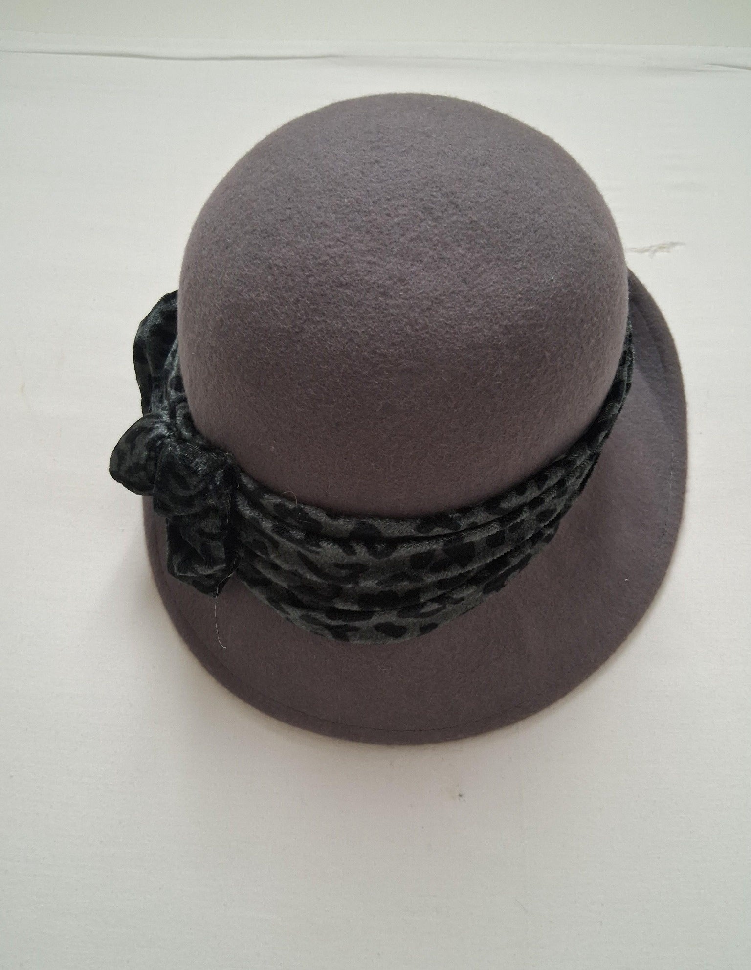 Scala Pronto Wool Felt Cloche Hat with Leopard-Print Ribbon, Soft Gray Vintage-Style Women’s Hat