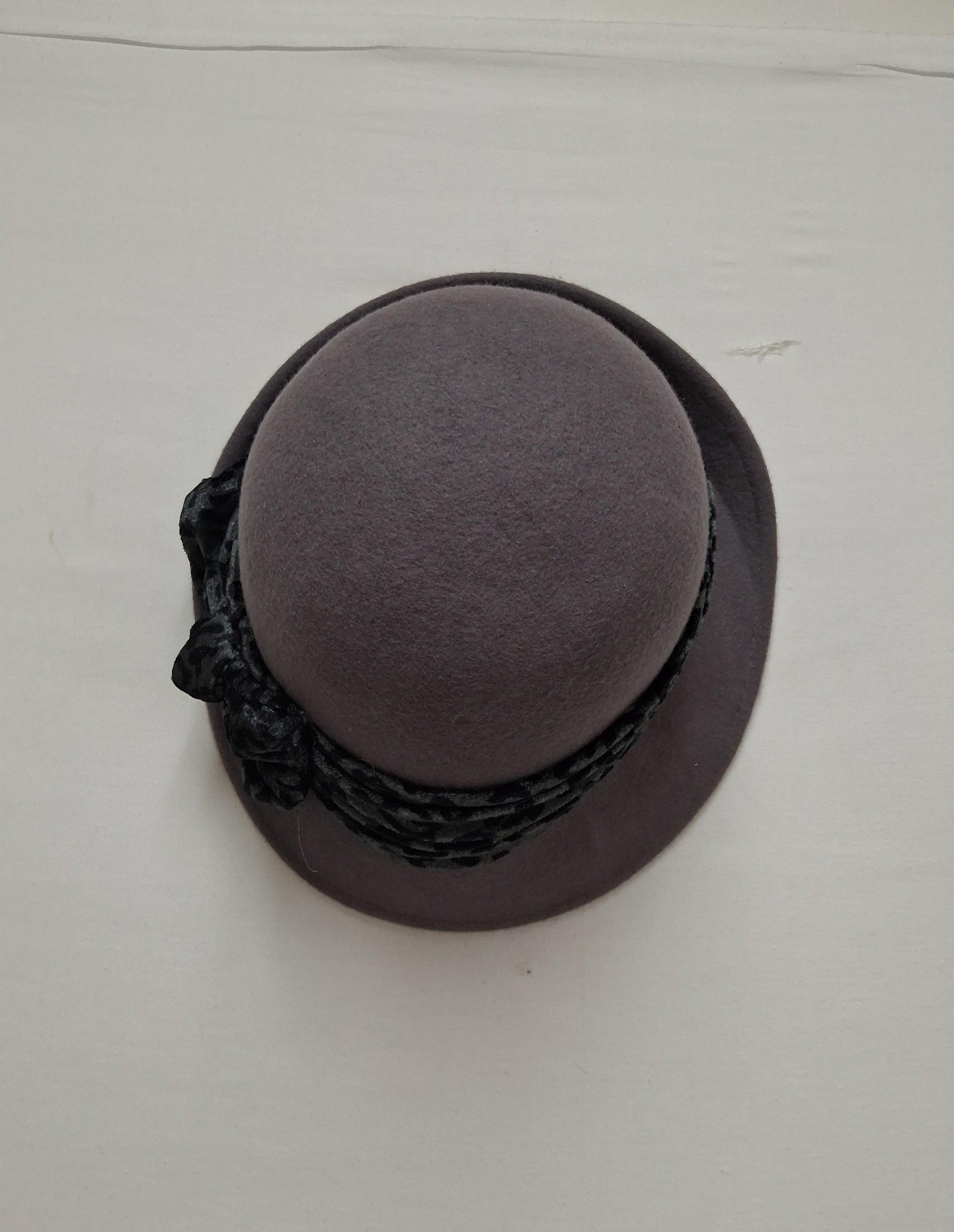 Scala Pronto Wool Felt Cloche Hat with Leopard-Print Ribbon, Soft Gray Vintage-Style Women’s Hat