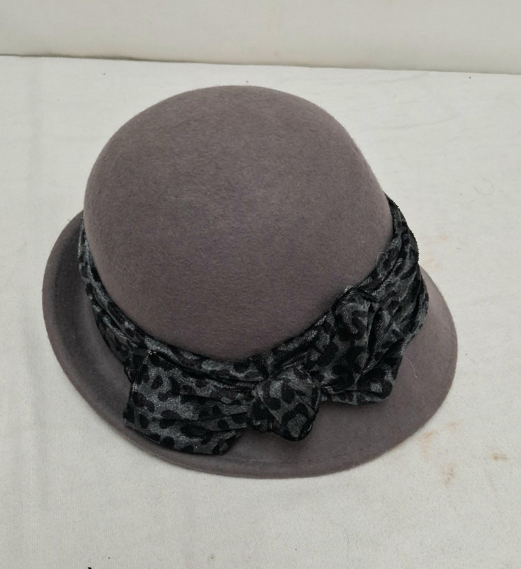 Scala Pronto Wool Felt Cloche Hat with Leopard-Print Ribbon, Soft Gray Vintage-Style Women’s Hat