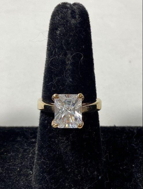 EDCO Gold Tone Baguette Cut Clear Glass Gemstone Size 7 Solitaire Ring