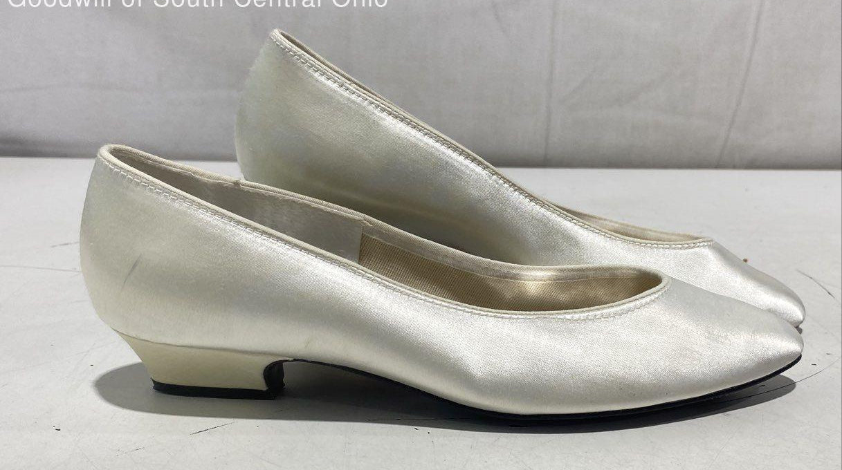 Women's Ivory Peacocks Wedding Style Slip-On Heels - Size 8.5