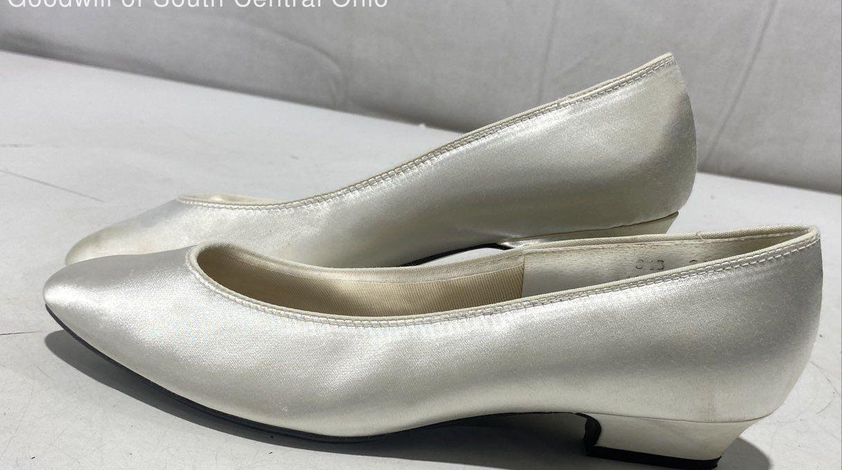 Women's Ivory Peacocks Wedding Style Slip-On Heels - Size 8.5