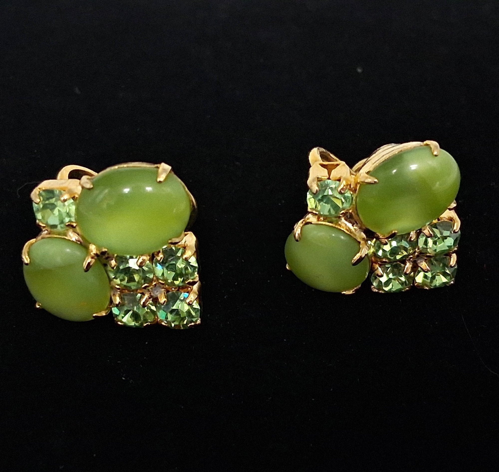 Vintage Tres Jolie Gold Tone Green Cabochon Rhinestone Screw-Back Earrings