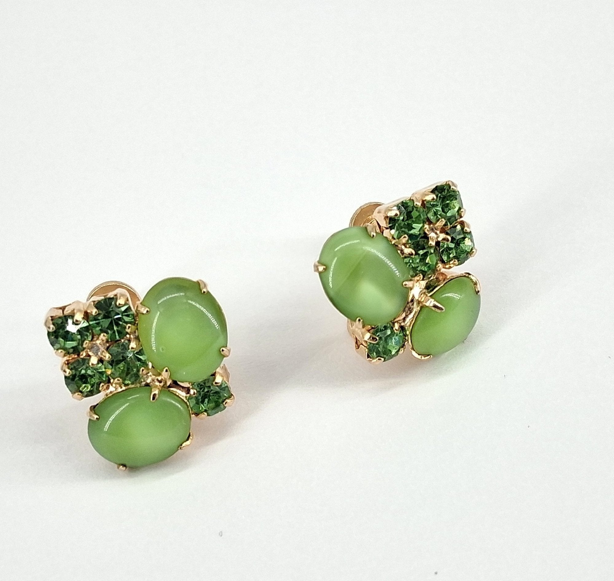 Vintage Tres Jolie Gold Tone Green Cabochon Rhinestone Screw-Back Earrings