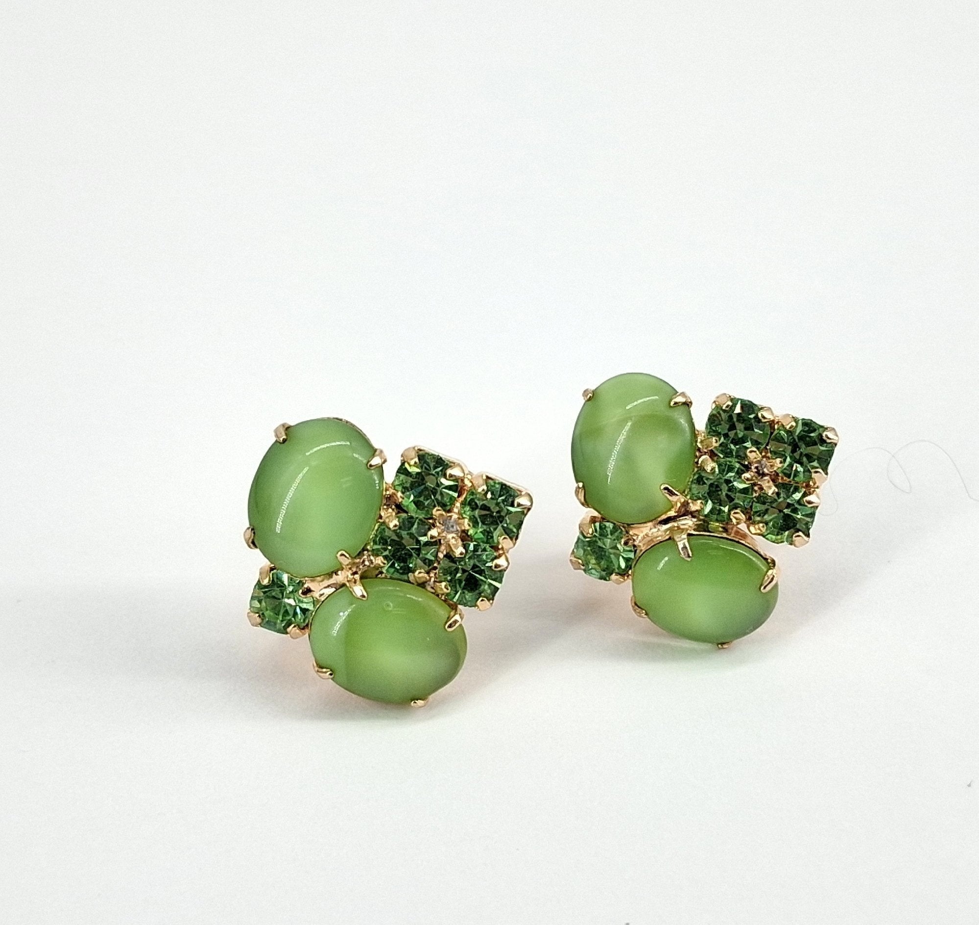 Vintage Tres Jolie Gold Tone Green Cabochon Rhinestone Screw-Back Earrings