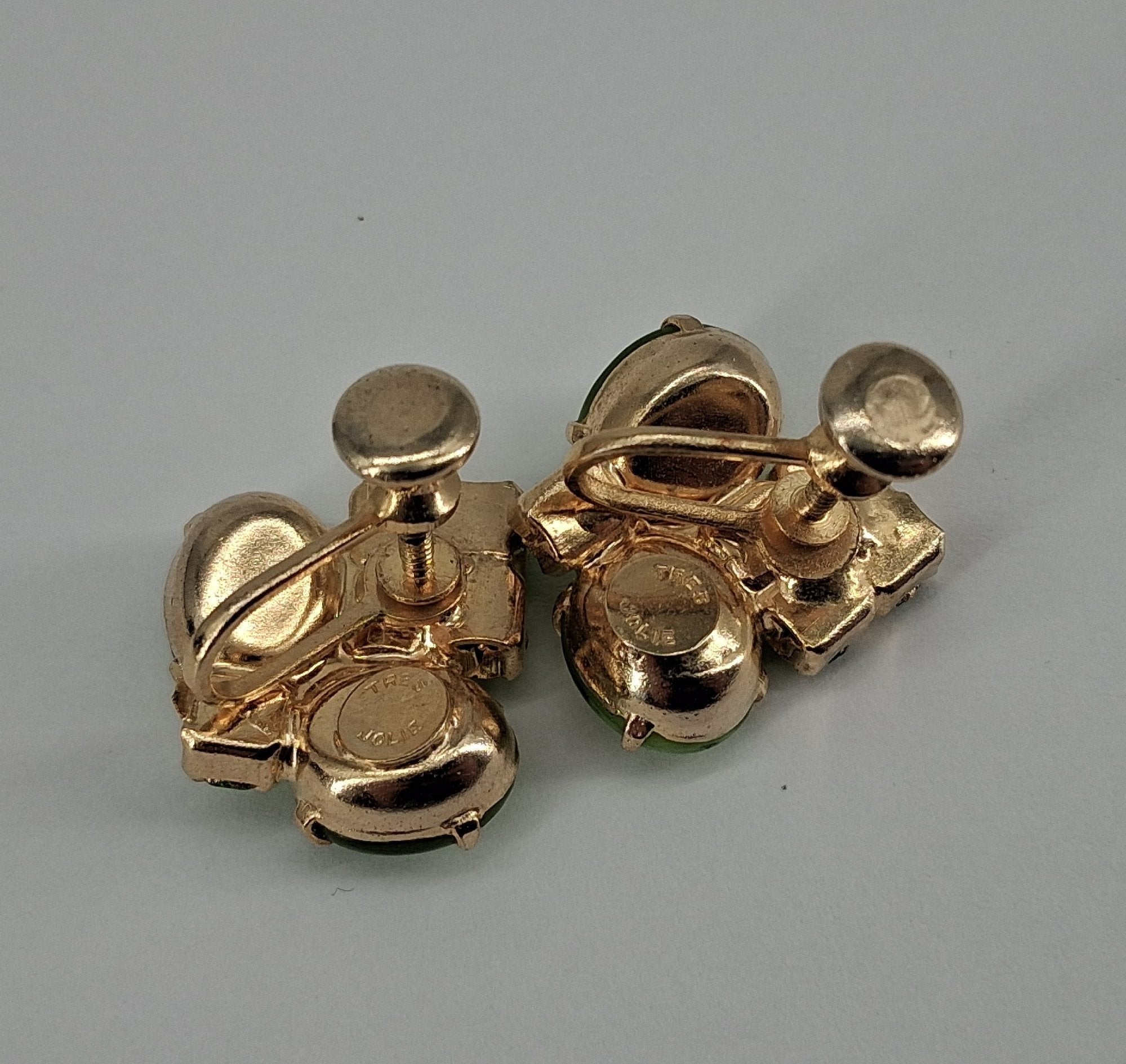 Vintage Tres Jolie Gold Tone Green Cabochon Rhinestone Screw-Back Earrings