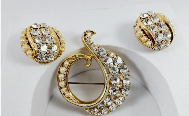Vintage Gold-Tone Rhinestone and Faux Pearl Swirl Brooch with Matching Clip Earrings Set