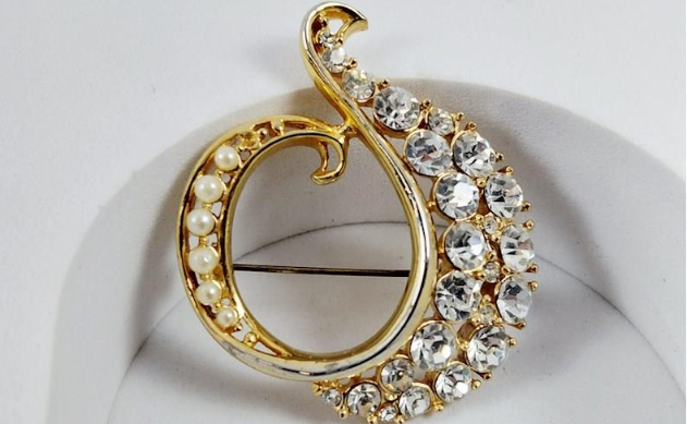 Vintage Gold-Tone Rhinestone and Faux Pearl Swirl Brooch with Matching Clip Earrings Set