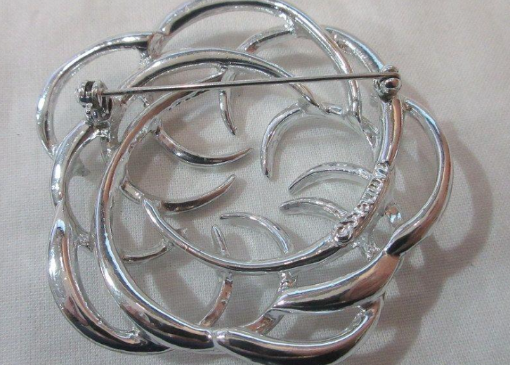 Sarah Coventry Tailored Swirl Brooch 1962 | Silver Tone Abstract Loop Pin