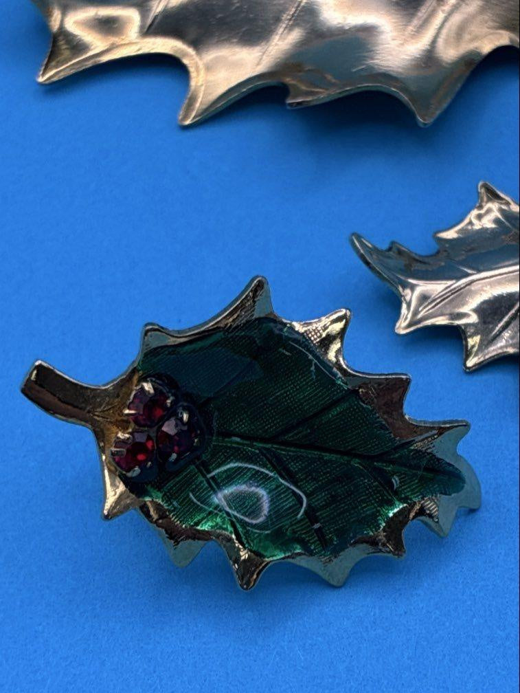 Vintage 2pc. Green Enameled Gold Tone Red Rhinestone Holly Leaf Jewelry Set