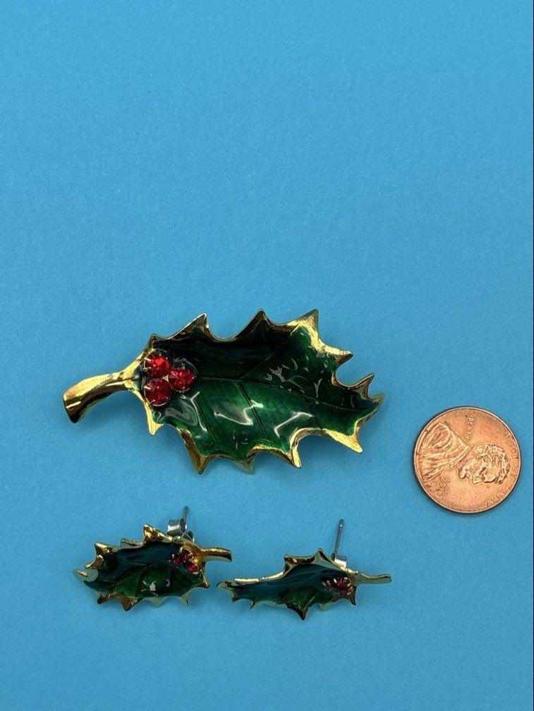 Vintage 2pc. Green Enameled Gold Tone Red Rhinestone Holly Leaf Jewelry Set