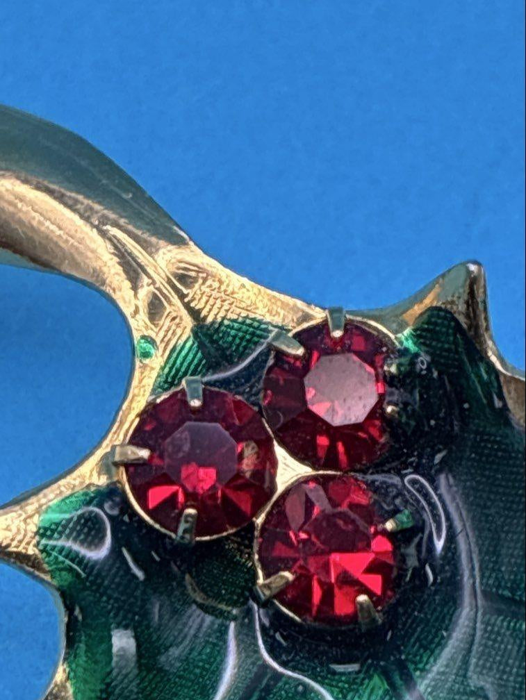 Vintage 2pc. Green Enameled Gold Tone Red Rhinestone Holly Leaf Jewelry Set