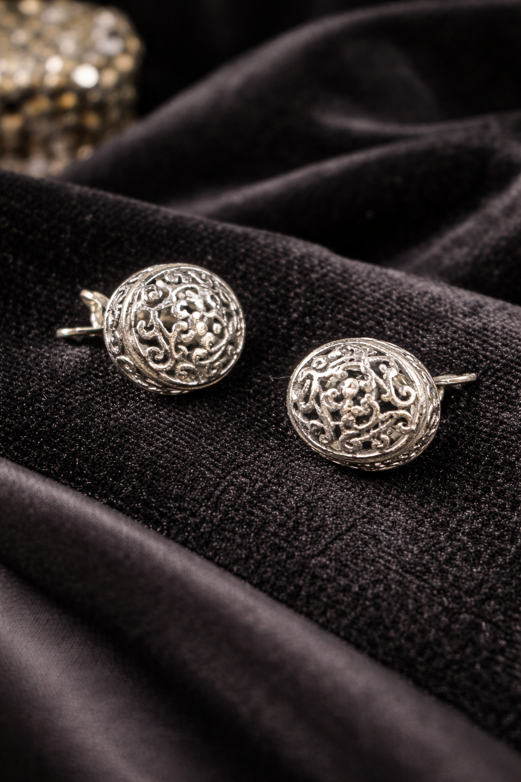Silver Tone Filigree Stud Earrings Round Ornate Scroll Design Vintage Style Classic Elegant Minimalist Jewelry