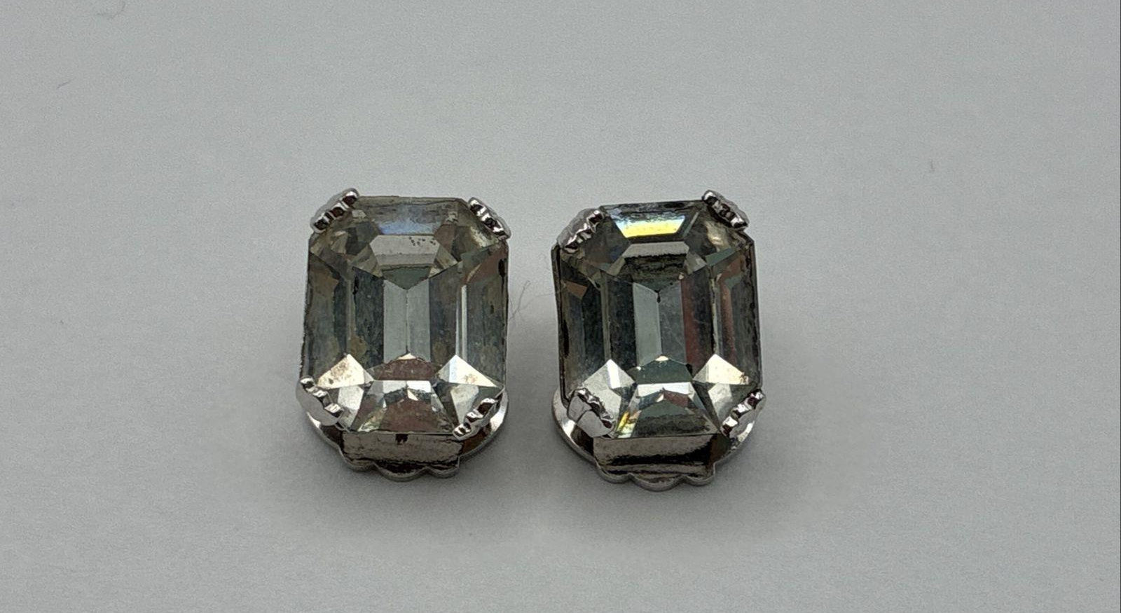 Vintage Weiss Silver-Tone Rhinestone Clip-On Earrings