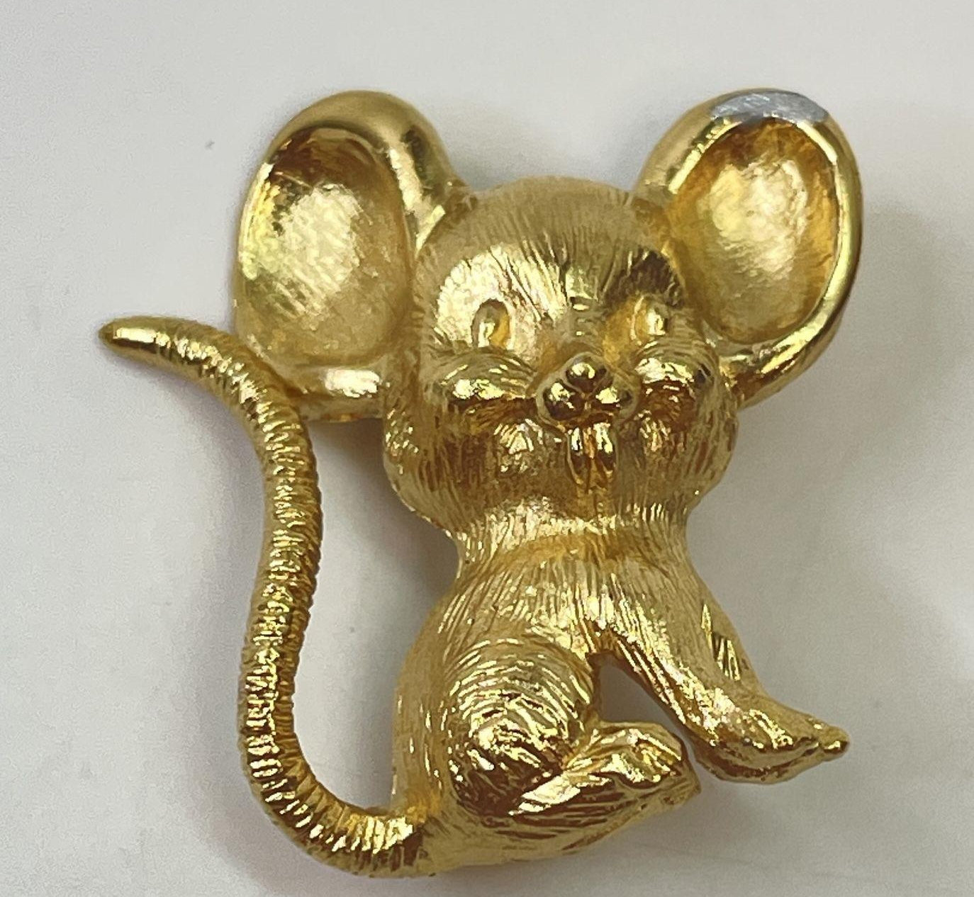 Vintage Crown Trifari Gold Tone Textured Mouse Brooch 5.4g
