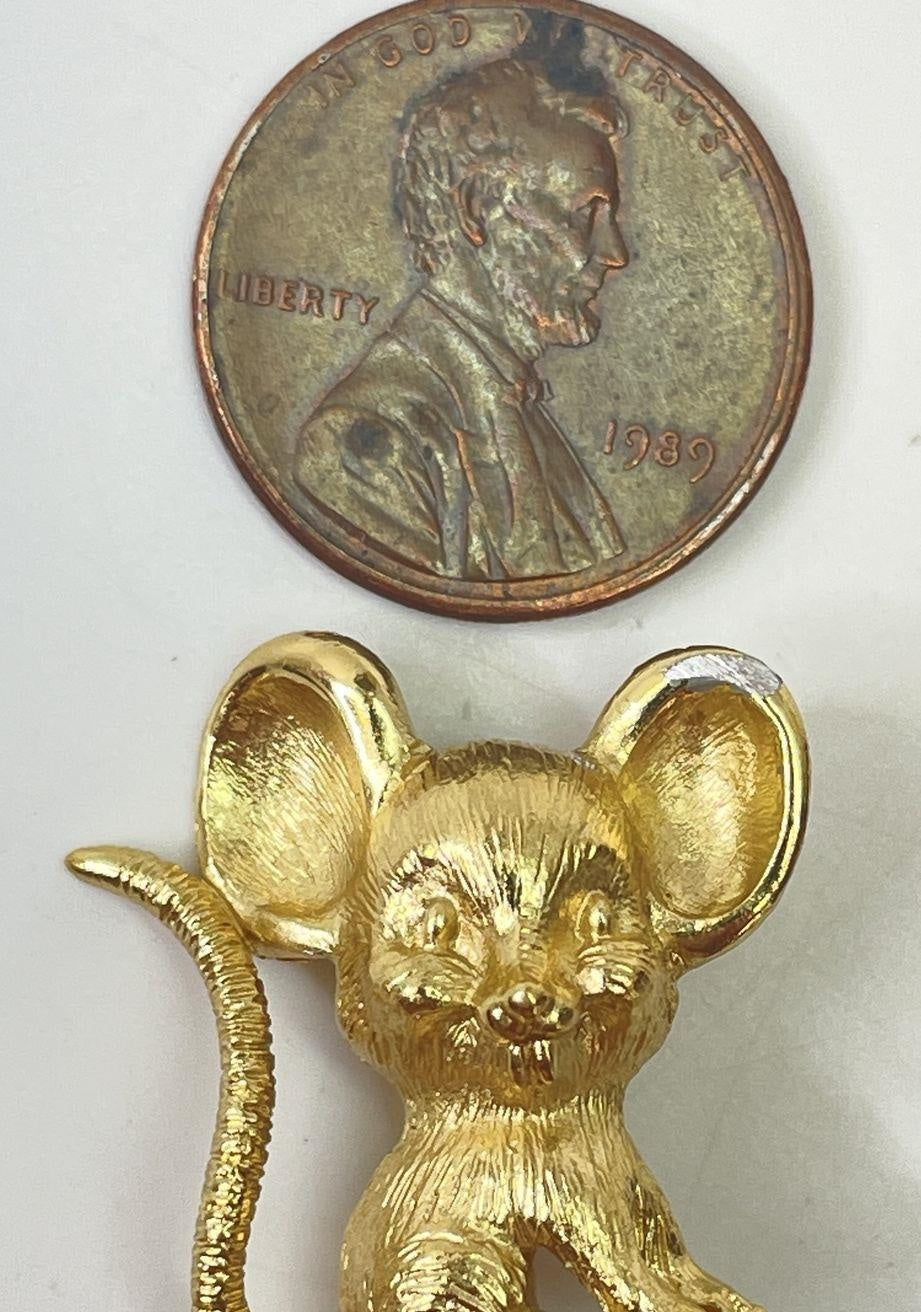 Vintage Crown Trifari Gold Tone Textured Mouse Brooch 5.4g
