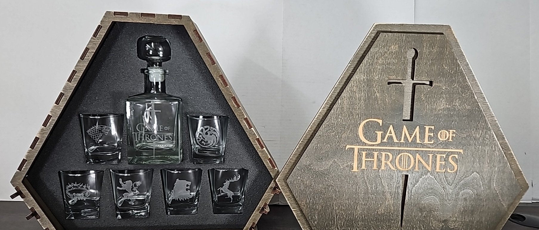 Game of Thrones Glassware Set Decanter & 6 Shot Glasses with Wooden Box