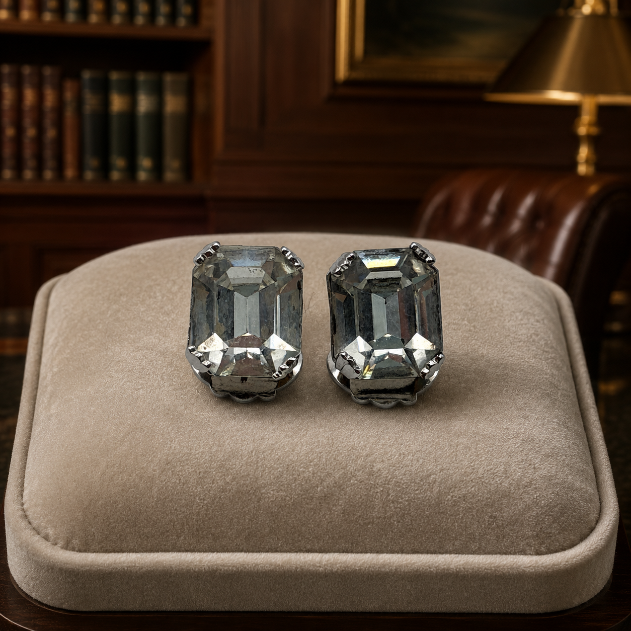 Vintage Weiss Silver-Tone Rhinestone Clip-On Earrings