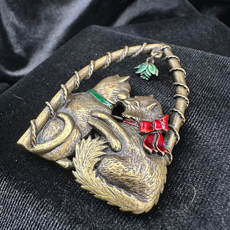 Signed JJ Jonette Jewelry Brooch Antique Gold Tone Figural Two Cats Kissing Mistletoe Enamel Accent Pin