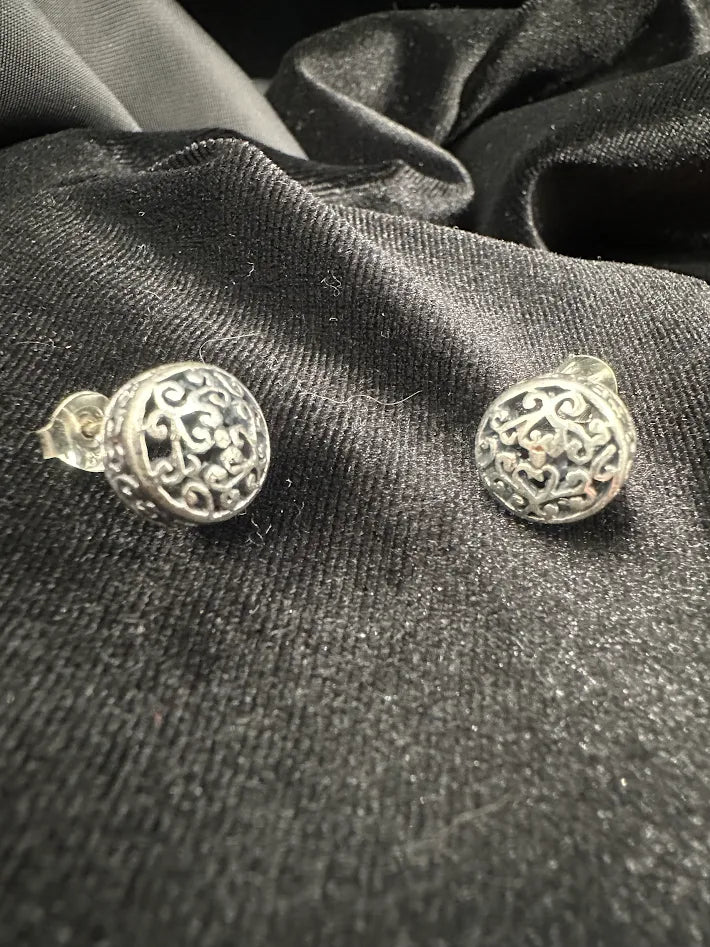 Silver Tone Filigree Stud Earrings Round Ornate Scroll Design Vintage Style Classic Elegant Minimalist Jewelry