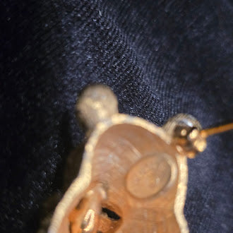 DeNicola gold tone mouse brooch eating crumb with pink eyes