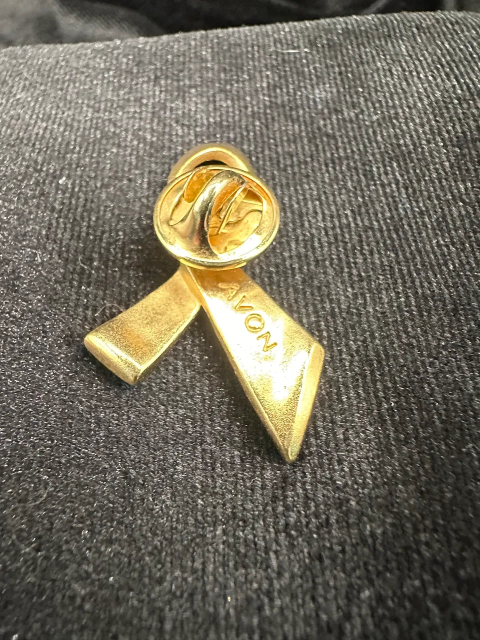 Avon Gold Tone Pink Crystal Ribbon Brooch with Textured Awareness Ribbon Design