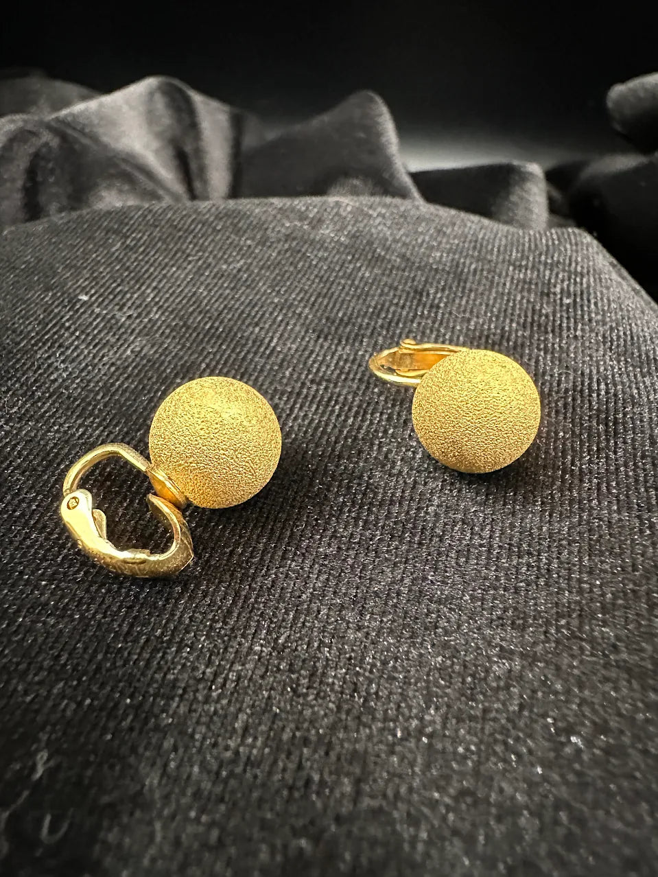 Vintage Crown Trifari Gold Tone Round Clip Earrings