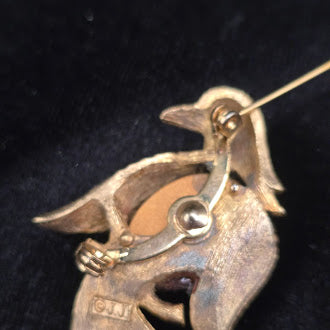 JJ gold tone jelly belly bird brooch with red lucite belly
