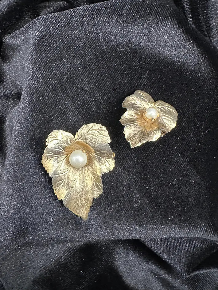 Sarah Coventry Gold Tone Leaf Brooch & Earrings Set Faux Pearl Vintage Floral Jewelry