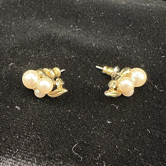 Gold Tone Faux Pearl Cluster Stud Earrings Leaf Accent Vintage Inspired Elegant Jewelry