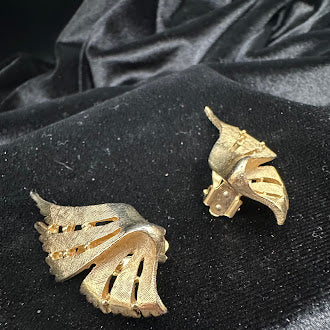 Gold Tone Wing Clip Earrings Sculptural Feather Design Vintage Statement Jewelry Unsigned