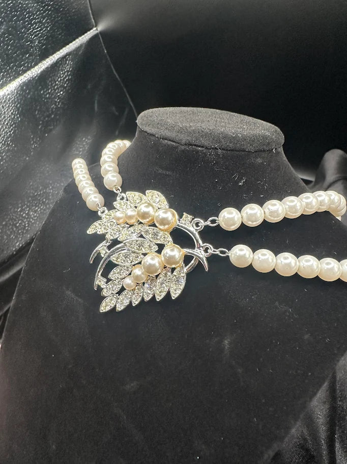 Simons Pearl Style Double Strand Necklace Silver Tone Leaf Pendant