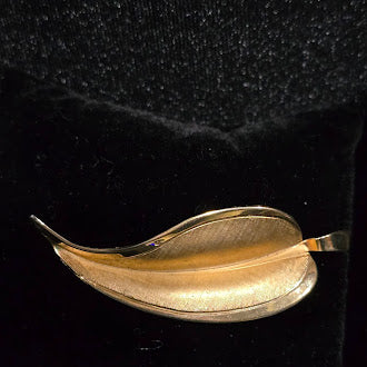 Signed Giovanni Gold Tone Brushed Leaf Brooch | Vintage Minimalist Nature Pin