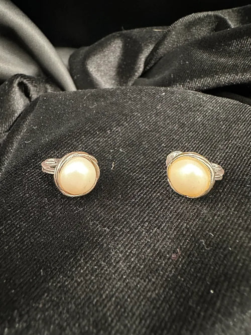 (DUPLICATE) Vintage Monet Silver Tone Faux Pearl Clip On Earrings Classic Round Minimalist Elegant