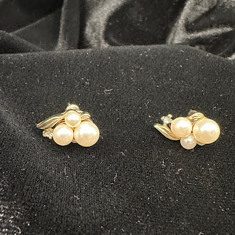 Gold Tone Faux Pearl Cluster Stud Earrings Leaf Accent Vintage Inspired Elegant Jewelry