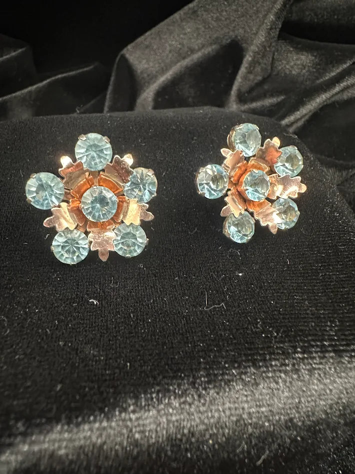 Gold Tone Blue Crystal Floral Cluster Screw Back Earrings Vintage Rhinestone Flower Statement Jewelry