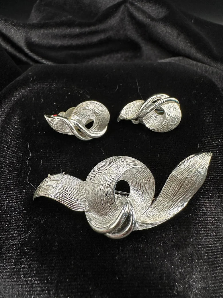 Lisner Silver Tone Swirl Brooch and Earring Set Textured Ribbon Knot Design