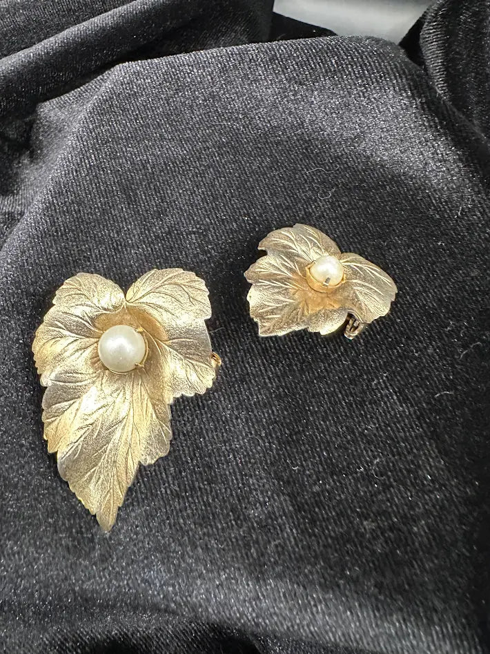Sarah Coventry Gold Tone Leaf Brooch & Earrings Set Faux Pearl Vintage Floral Jewelry