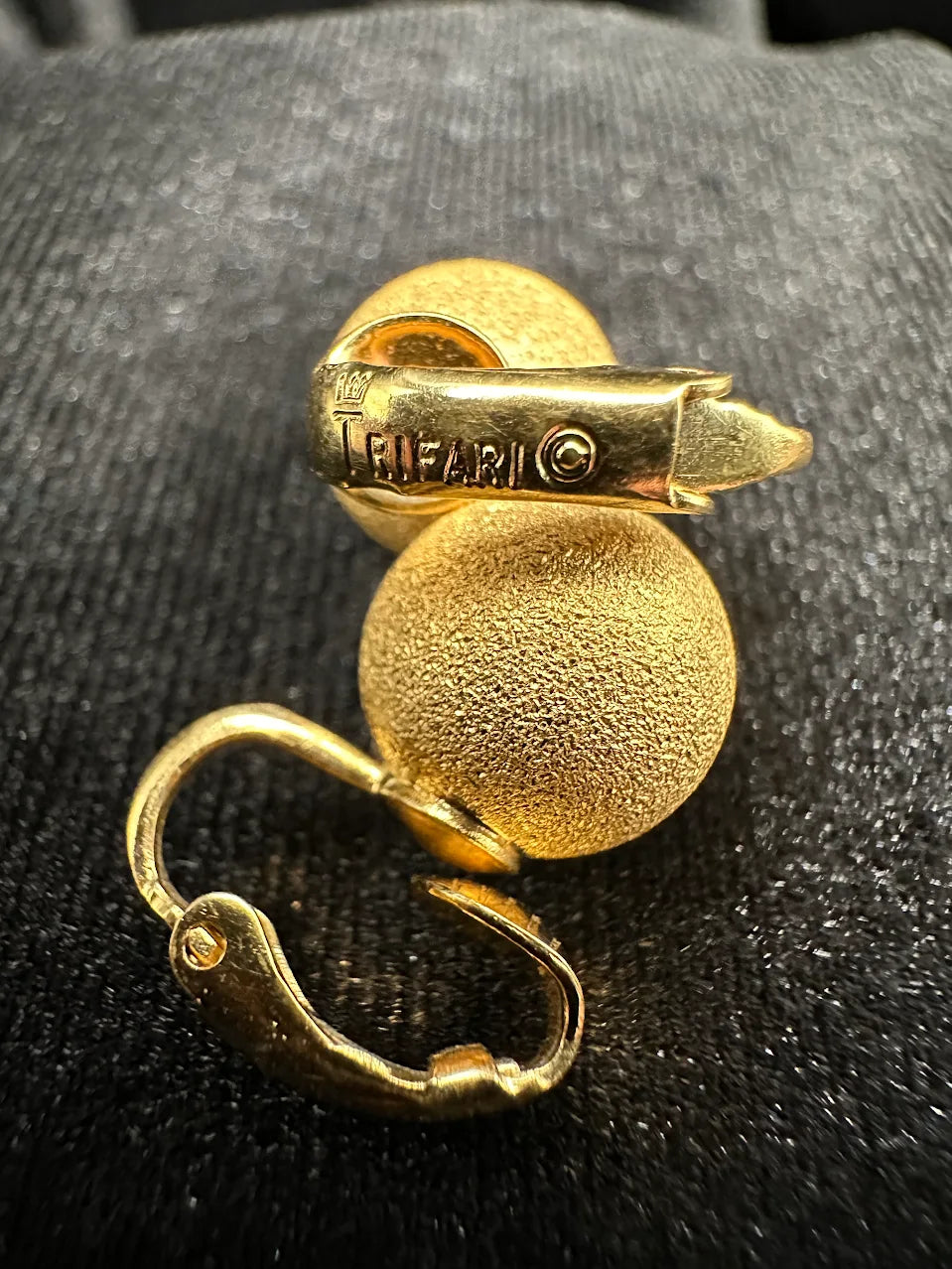 Vintage Crown Trifari Gold Tone Round Clip Earrings