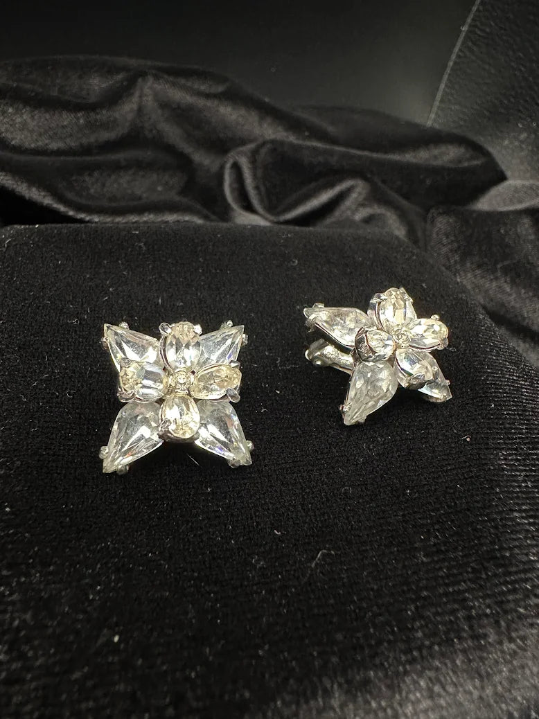 Vintage Signed Hollycraft Silver Tone Crystal Floral Cluster Clip Earrings Rhinestone Starburst