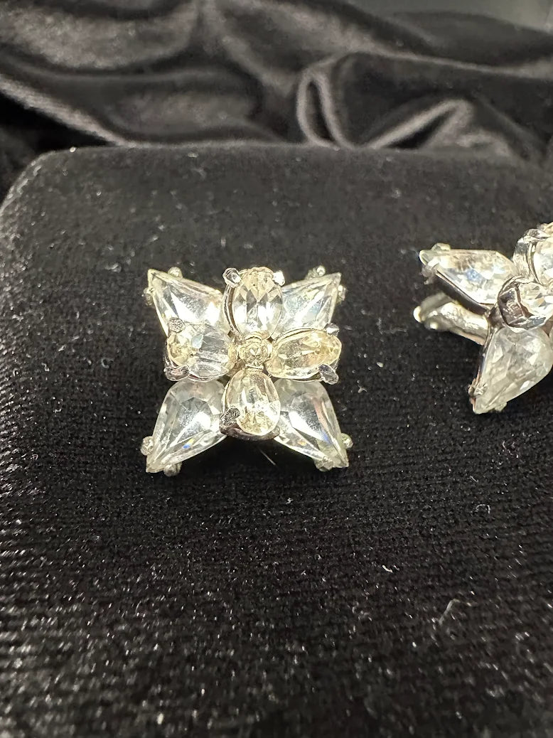 Vintage Signed Hollycraft Silver Tone Crystal Floral Cluster Clip Earrings Rhinestone Starburst