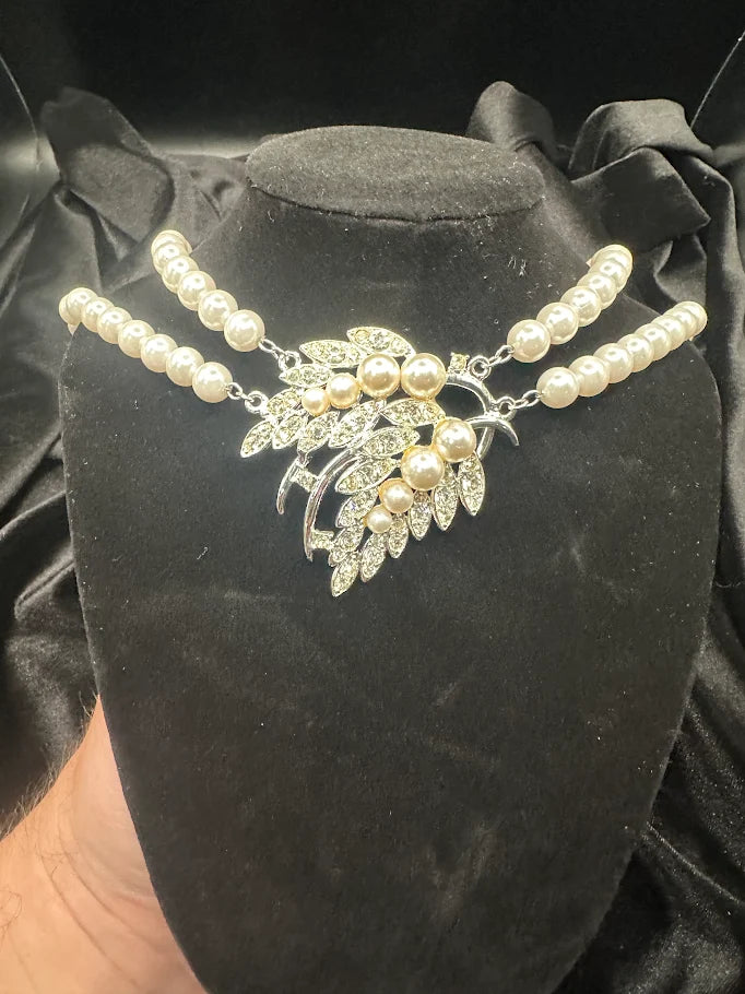 Simons Pearl Style Double Strand Necklace Silver Tone Leaf Pendant